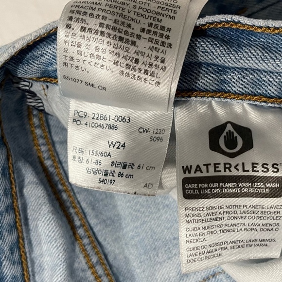 Levi’s Wedgie Lightwash Distressed Jeans Size 24 - Picture 7 of 9